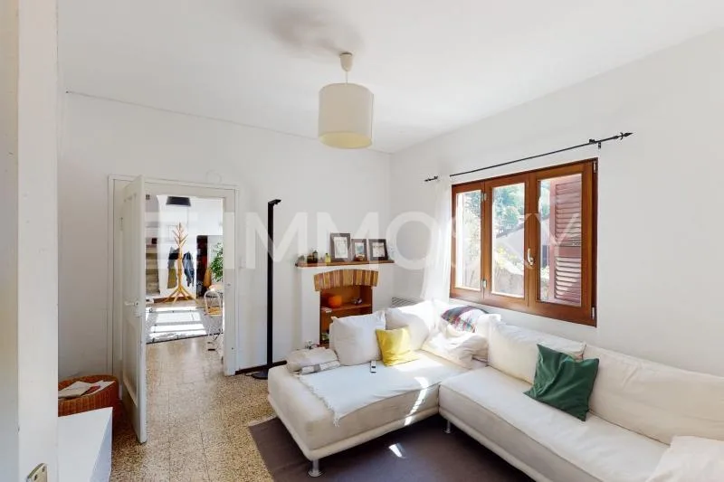 3 appartamenti con entrate separate e corte interna