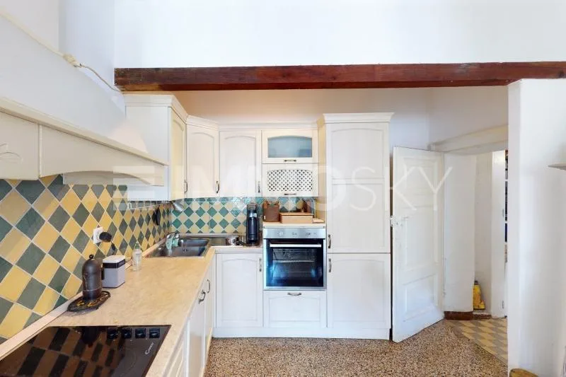 3 appartamenti con entrate separate e corte interna