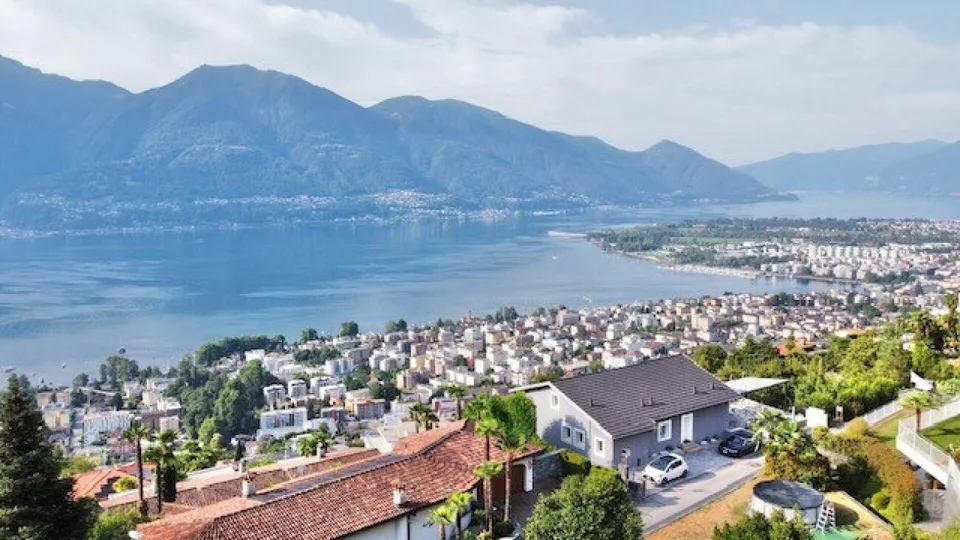 ZU VERKAUFEN IN BRIONE S. MINUSIO - Exklusives Einfamilienhaus mit ...