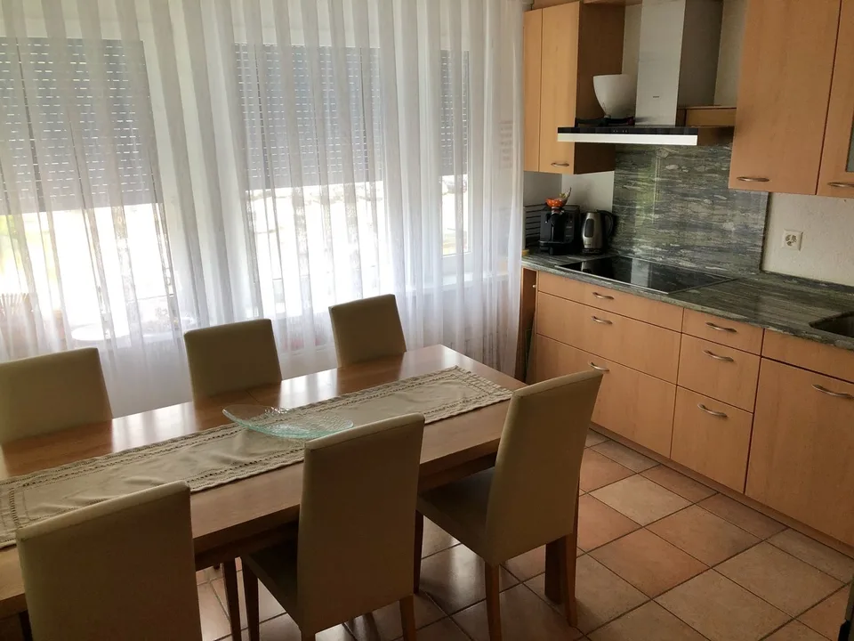 Schöne, helle 4-Zimmer-Wohnung an zentrale Lage