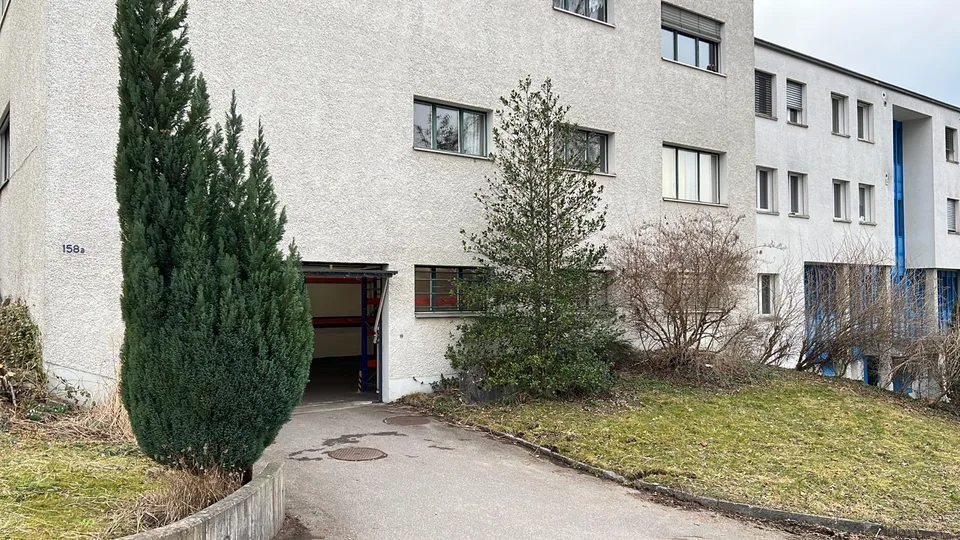 Ebenerdige Lager- / Werkstattfläche mit Garagentor