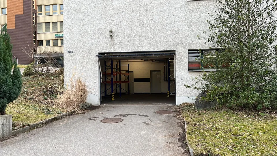 Ebenerdige Lager- / Werkstattfläche mit Garagentor