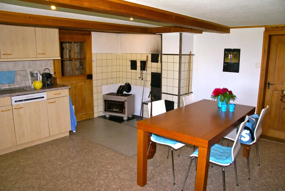 Allein stehendes älteres Bauerhaus mit Bergpanorama