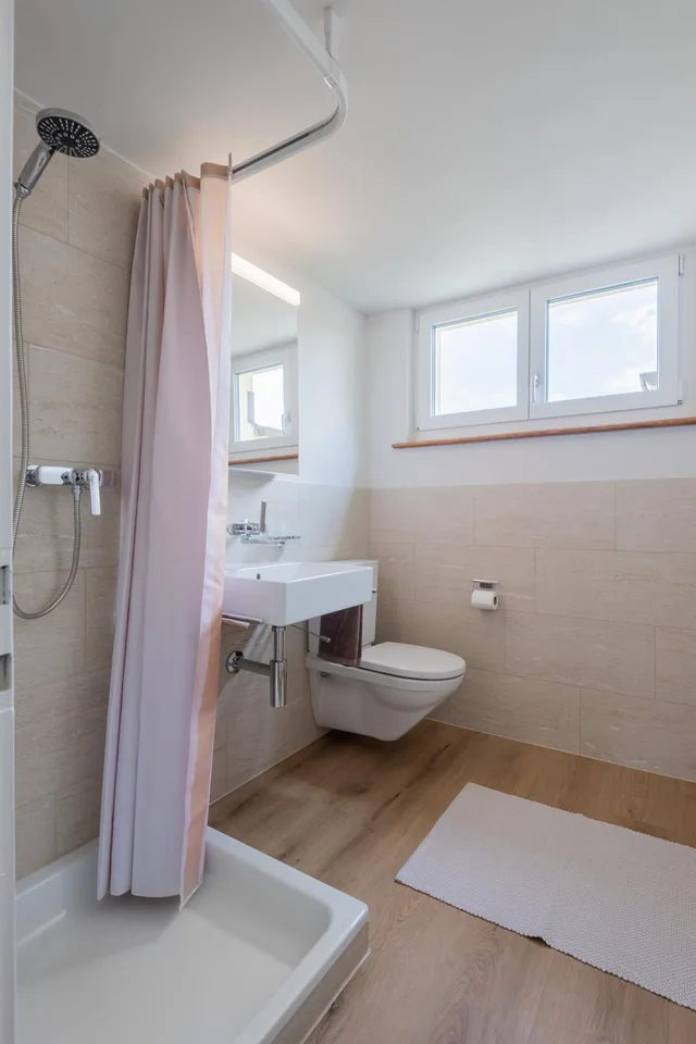 Einzel-Zimmer in 2-er WG in neu renovierter Dachgeschoss-Wohnung