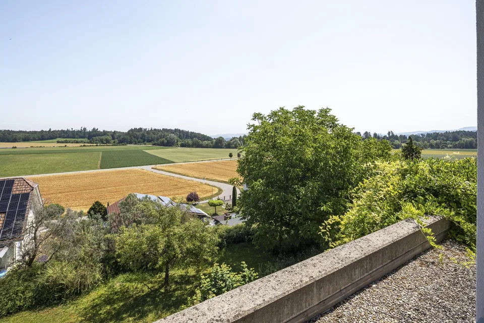 Geräumiges Wohnhaus mit unverbaubarer Weitsicht und grossem Umschwung