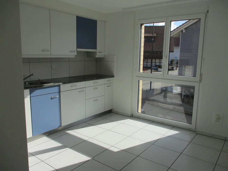Lichtdurchflutete 4-Zimmerwohnung mit grossem Balkon in Seedorf