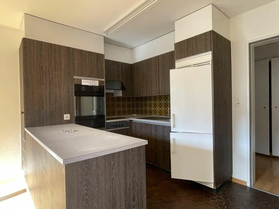 Appartement ensoleillé de 3,5 pièces avec balcon et garage