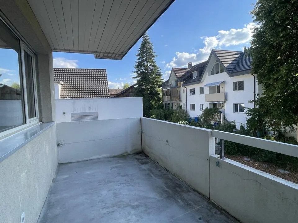 Appartement ensoleillé de 3,5 pièces avec balcon et garage