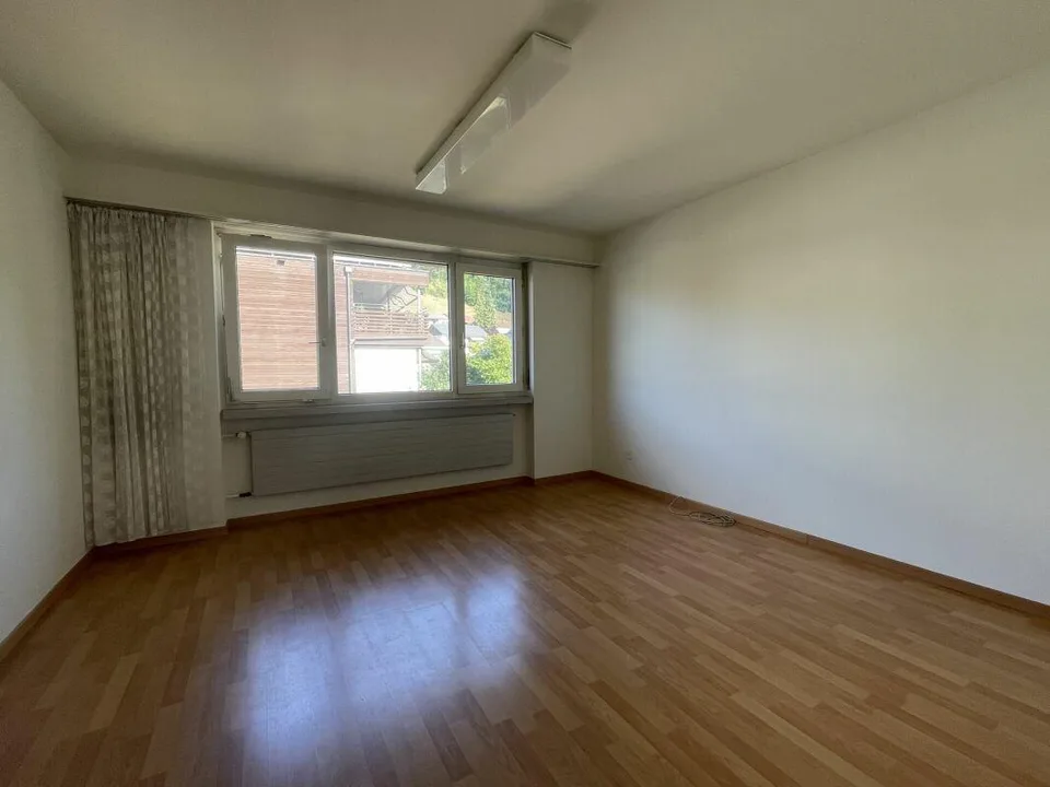 Sonnige 3.5 Zi-Wohnung mit Balkon und Garage
