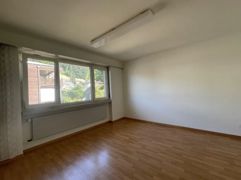 Appartement ensoleillé de 3,5 pièces avec balcon et garage