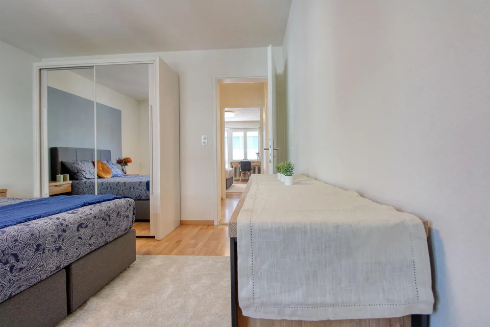 Möbliertes Zimmer in modernisierter Wohnung an top Lage