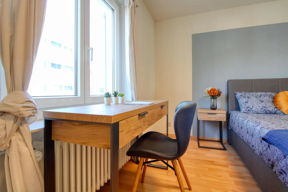 Möbliertes Zimmer in modernisierter Wohnung an top Lage