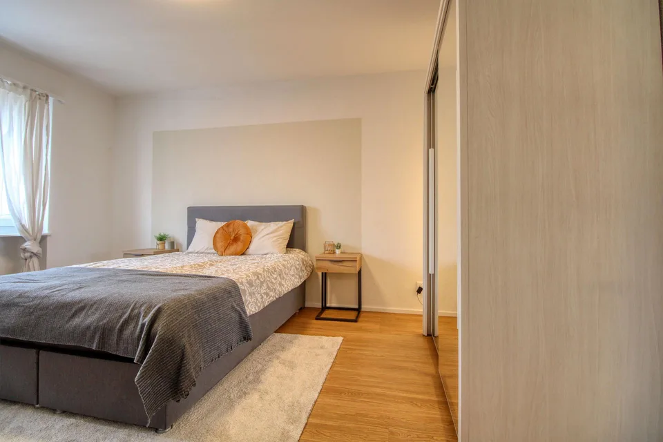Möbliertes Zimmer in modernisierter Wohnung an top Lage