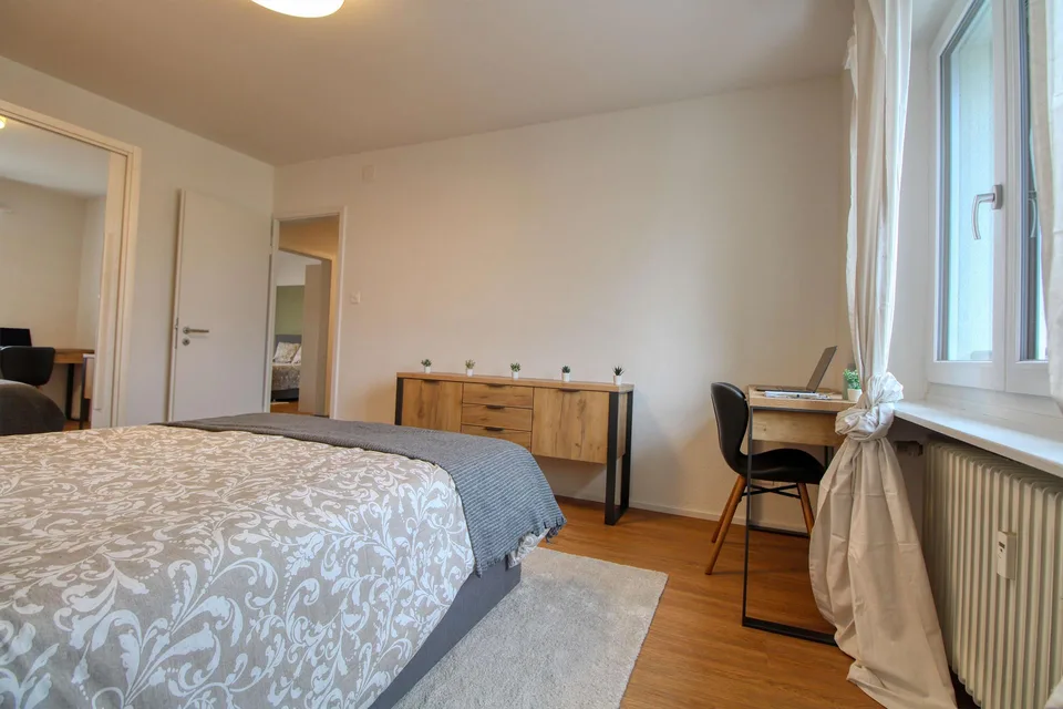 Möbliertes Zimmer in modernisierter Wohnung an top Lage