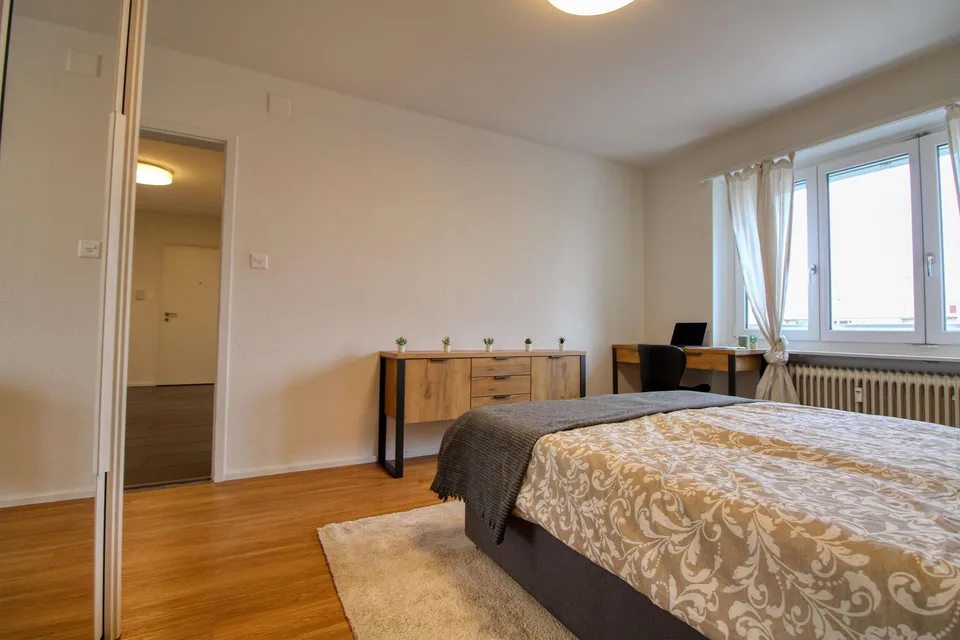 Möbliertes Zimmer in modernisierter Wohnung an top Lage