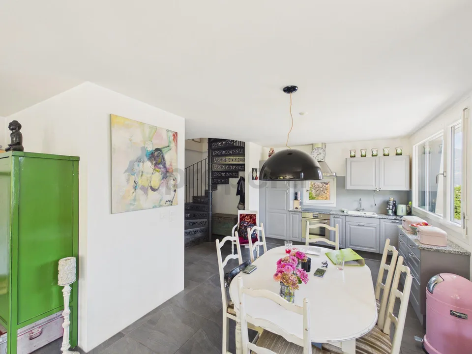 Villa in stile architettonico contemporaneo, giardino eccezionale con jacuzzi e pannelli solari