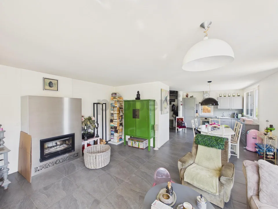 Villa in stile architettonico contemporaneo, giardino eccezionale con jacuzzi e pannelli solari