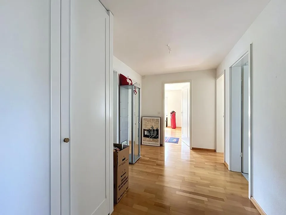 Helle und grosszügige 4-Zimmerwohnung in 8700 Küsnacht