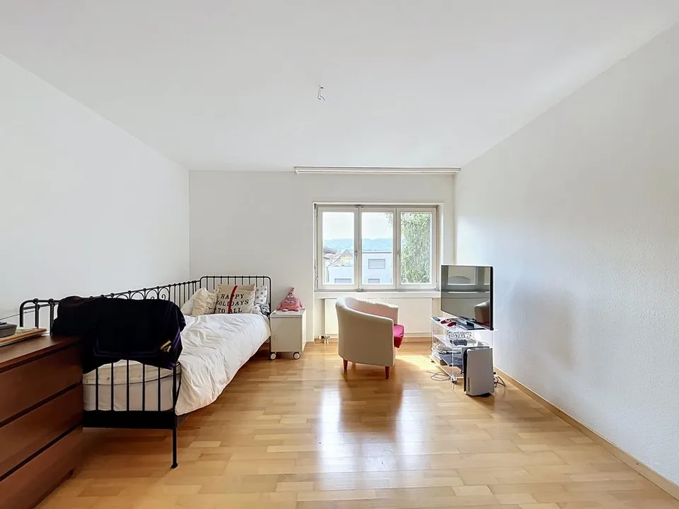 Helle und grosszügige 4-Zimmerwohnung in 8700 Küsnacht