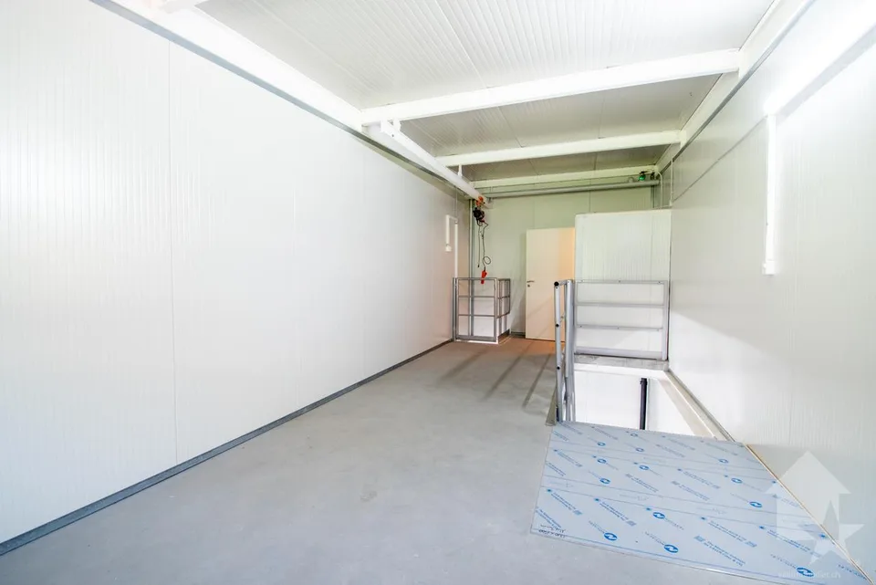 Roche, Box de 54 m2 avec places de parc