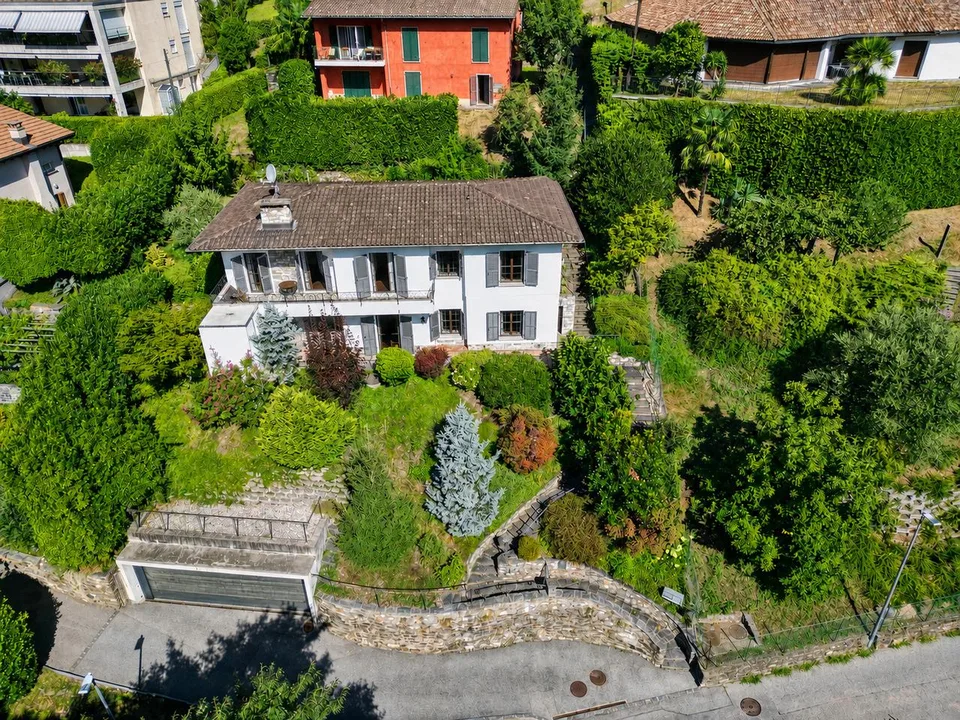 Villa Panoramica con Splendida Vista Lago di Lugano a Morcote