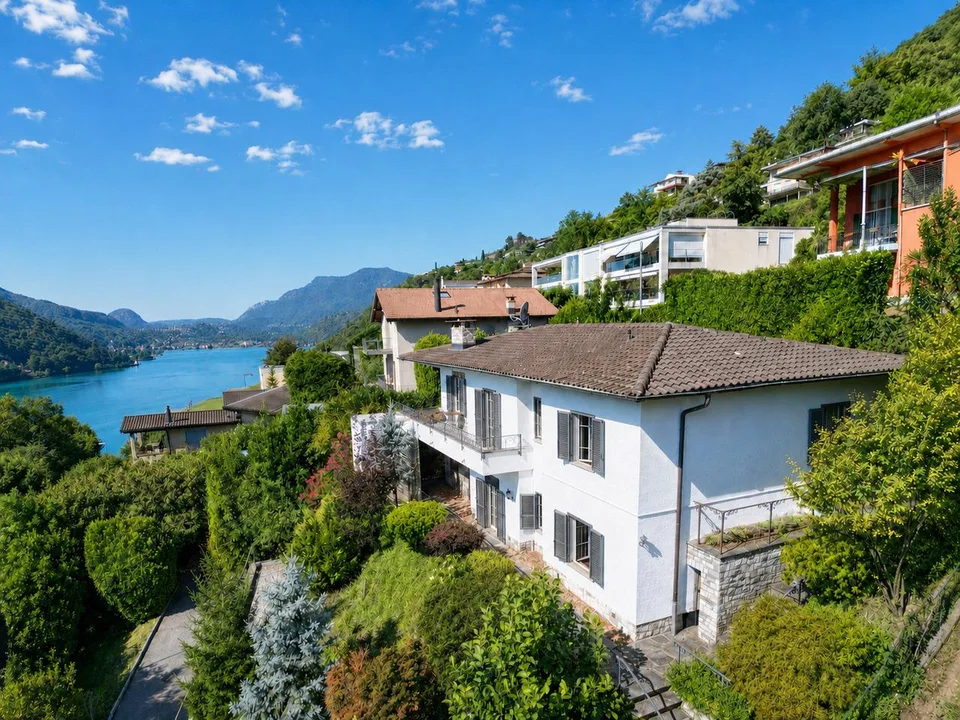 Villa Panoramica con Splendida Vista Lago di Lugano a Morcote