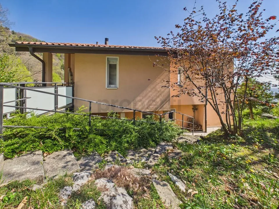 Elegante casa indipendente 6.5 locali con ampio giardino e posto au...