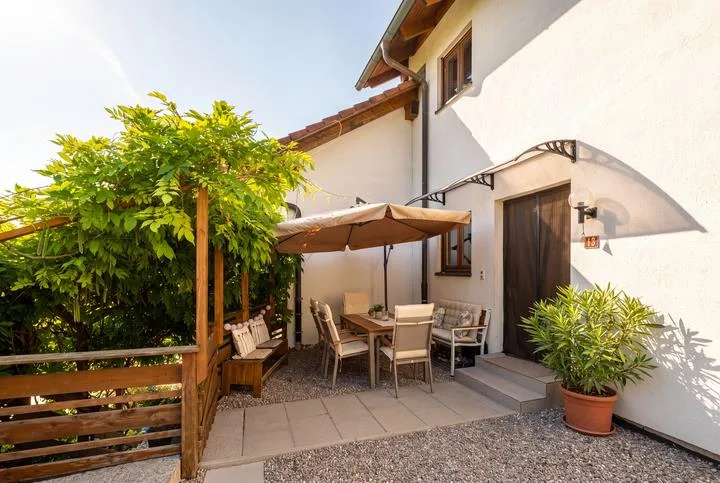 AFFASCINANTE VILLA BIFAMILIARE CON GIARDINO IDILLICO A SCHLEITHEIM – foto 7 di 8