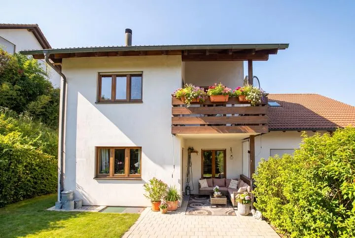 CHARMANTES DOPPELEINFAMILIENHAUS MIT GARTENIDYLLE IN SCHLEITHEIM