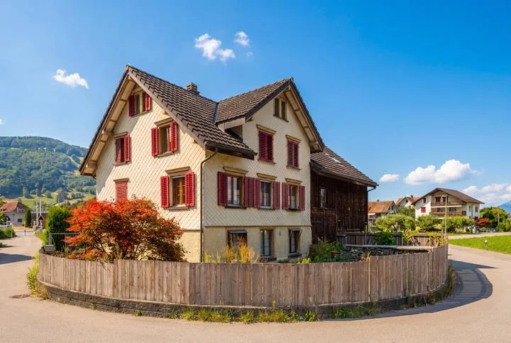 FREISTEHENDES EINFAMILIENHAUS MIT GROSSEM GARTEN IN RÜTHI