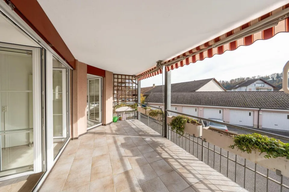 Appartamento in proprietà ben curato con balcone, cantina e tre box auto