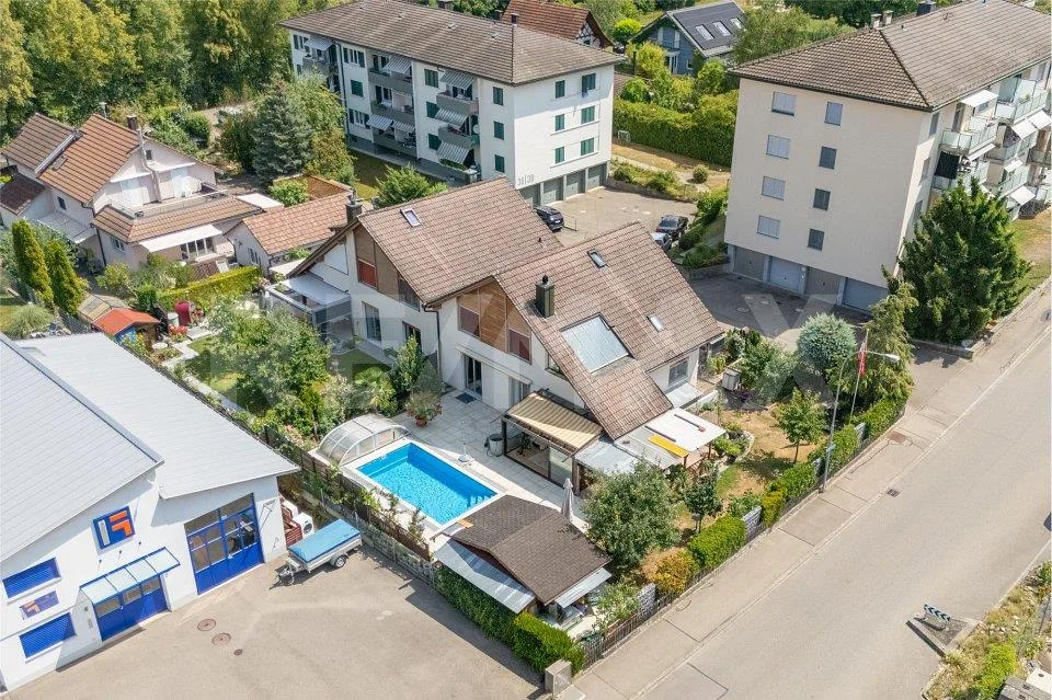 Maison unifamiliale avec jardin d'hiver et piscine couverte