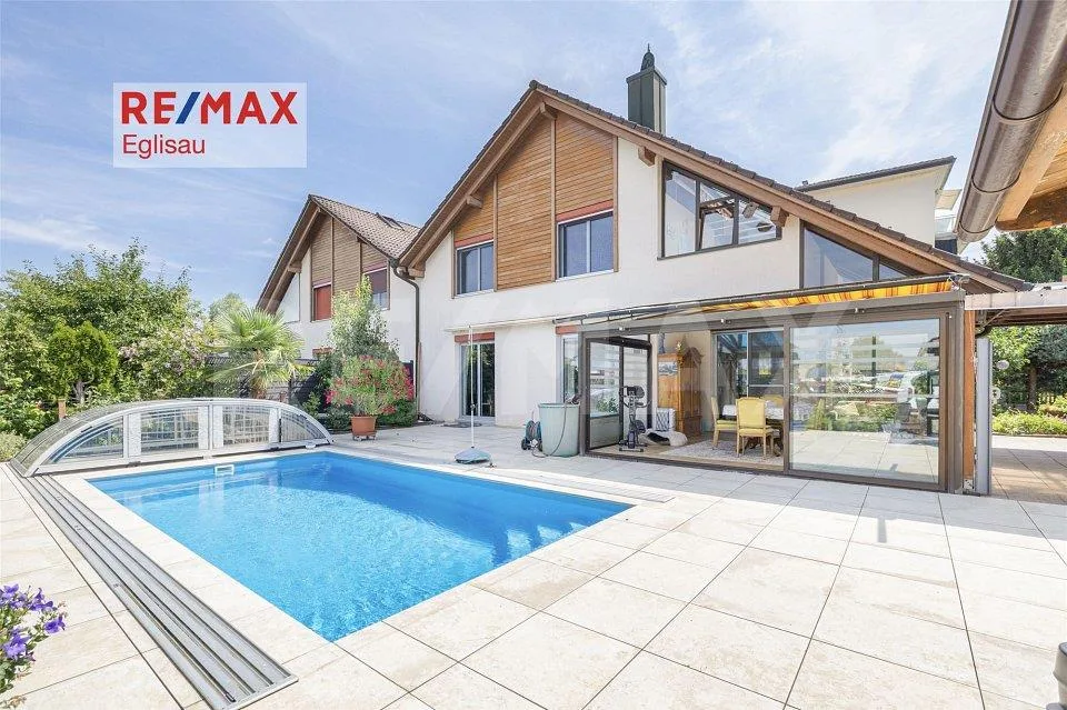 Einseitig angebautes Einfamilienhaus mit Wintergarten und überdeckb...