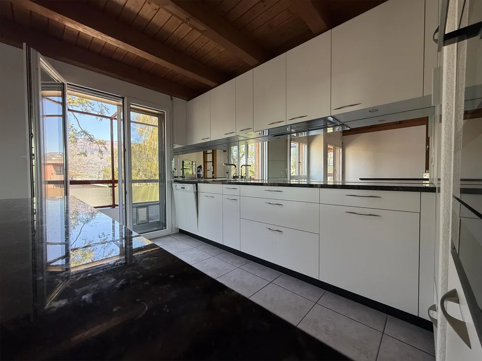 Helle 4.5 Zimmer-Galeriewohnung mit Wintergarten und Balkon