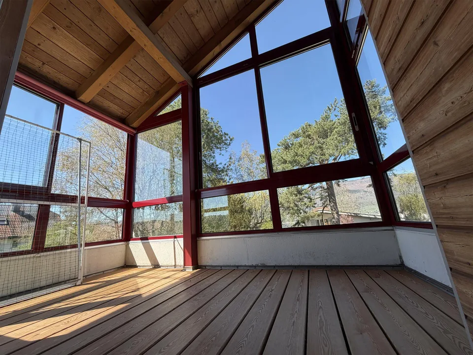 Helle 4.5 Zimmer-Galeriewohnung mit Wintergarten und Balkon