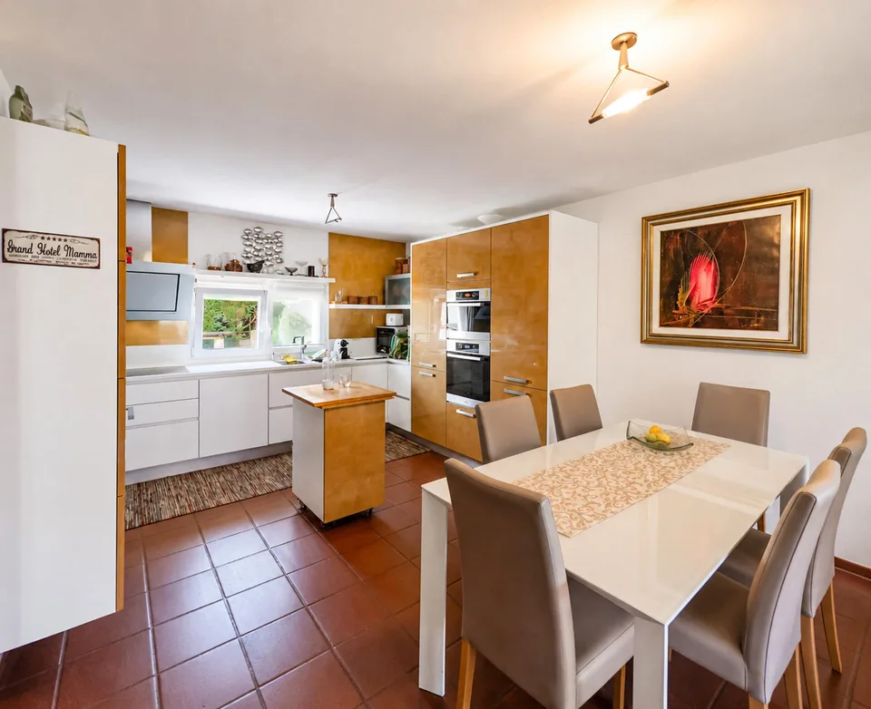 Villetta a schiera di testa con vista aperta a Vezia