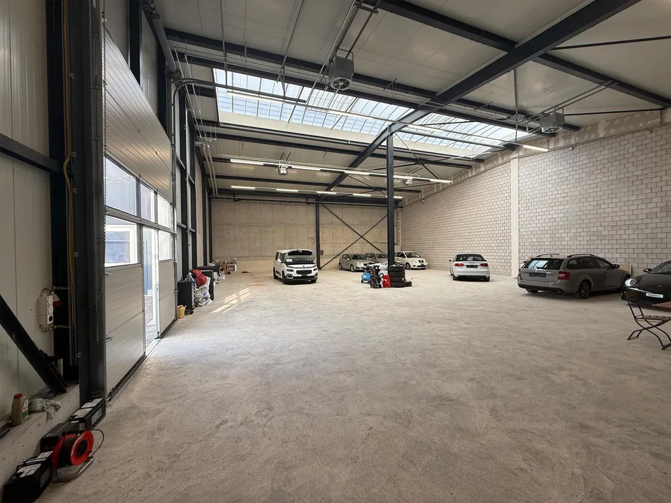 Moderne Gewerbehalle mit 408 m² - 6 Parkplätze & NK inklusive