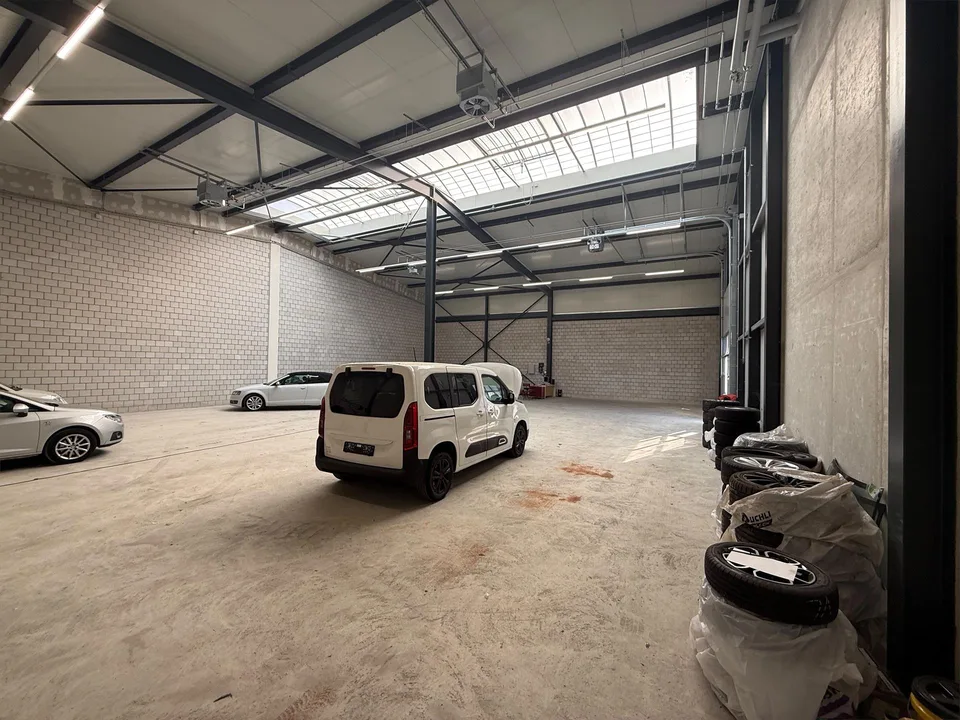 Moderne Gewerbehalle mit 408 m² - 6 Parkplätze & NK inklusive