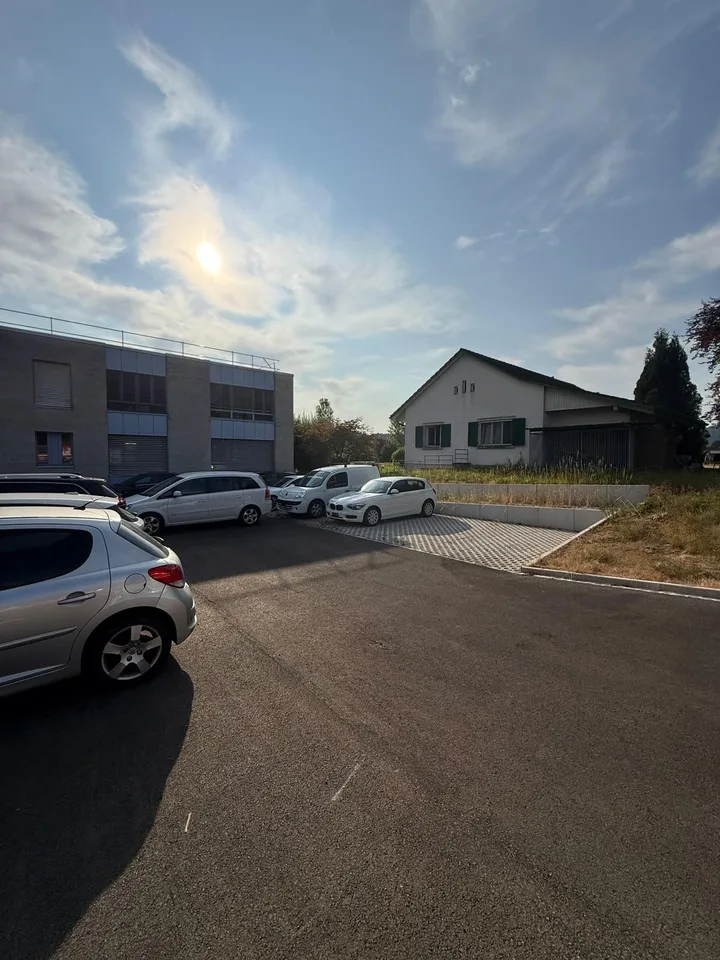 Moderne Gewerbehalle mit 408 m² - 6 Parkplätze & NK inklusive