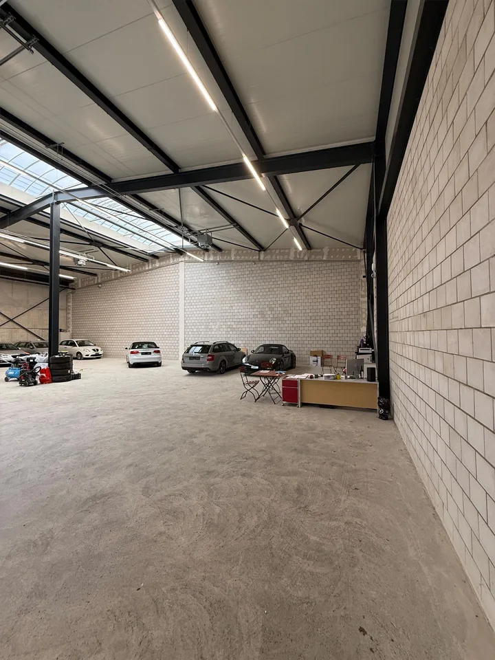 Moderne Gewerbehalle mit 408 m² - 6 Parkplätze & NK inklusive