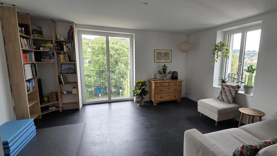 Hell, modern und zentral –  3.5-Zimmer-Wohnung mit Balkon