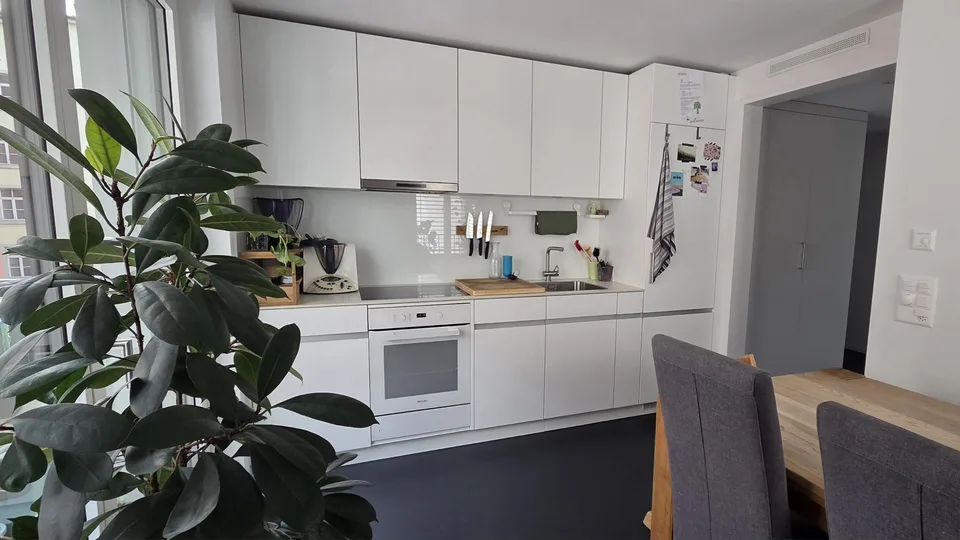 Hell, modern und zentral –  3.5-Zimmer-Wohnung mit Balkon
