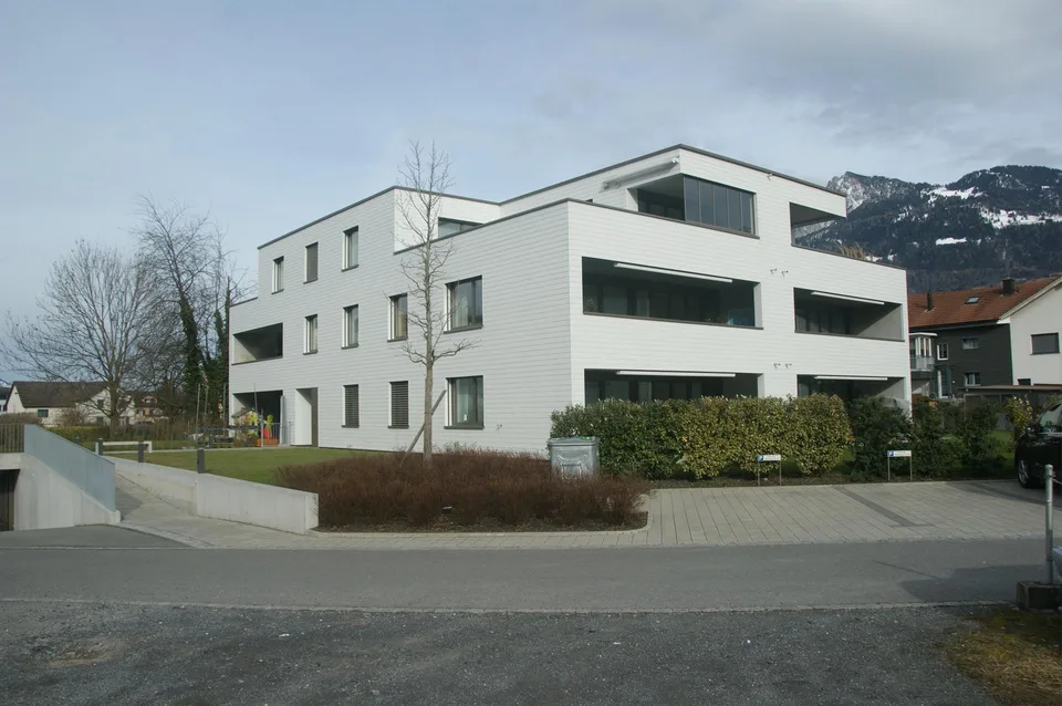 Grosszügige, ruhige 4 1/2 Zi. Wohnung im 1.OG