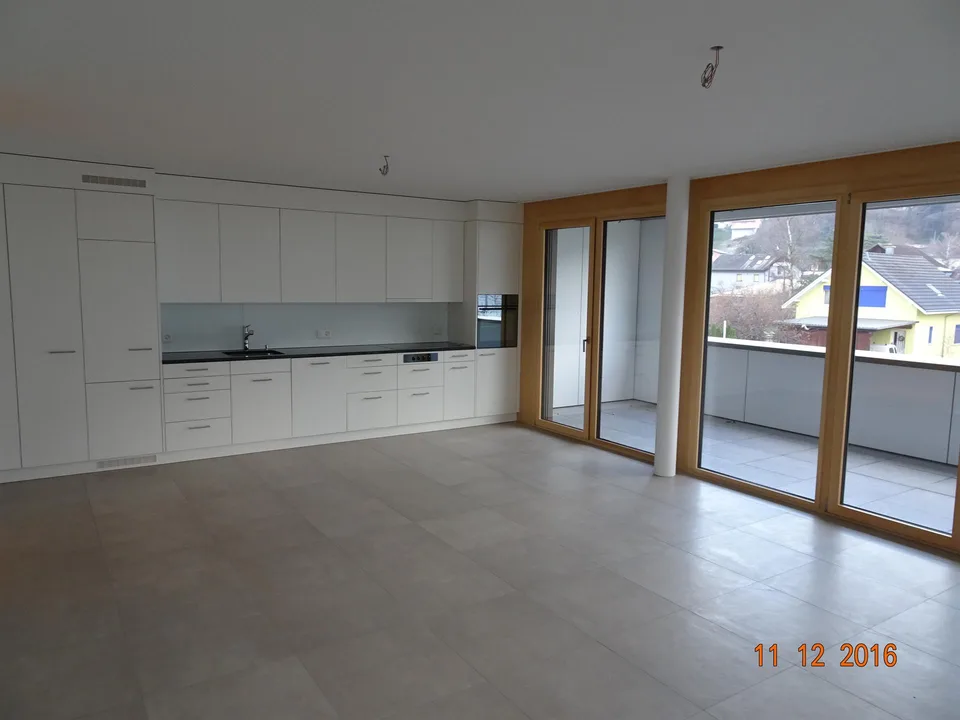 Grosszügige, ruhige 4 1/2 Zi. Wohnung im 1.OG