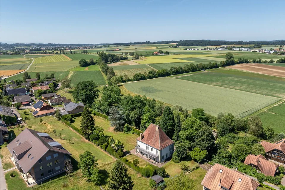 Villa di campagna rappresentativa in un giardino incantevole