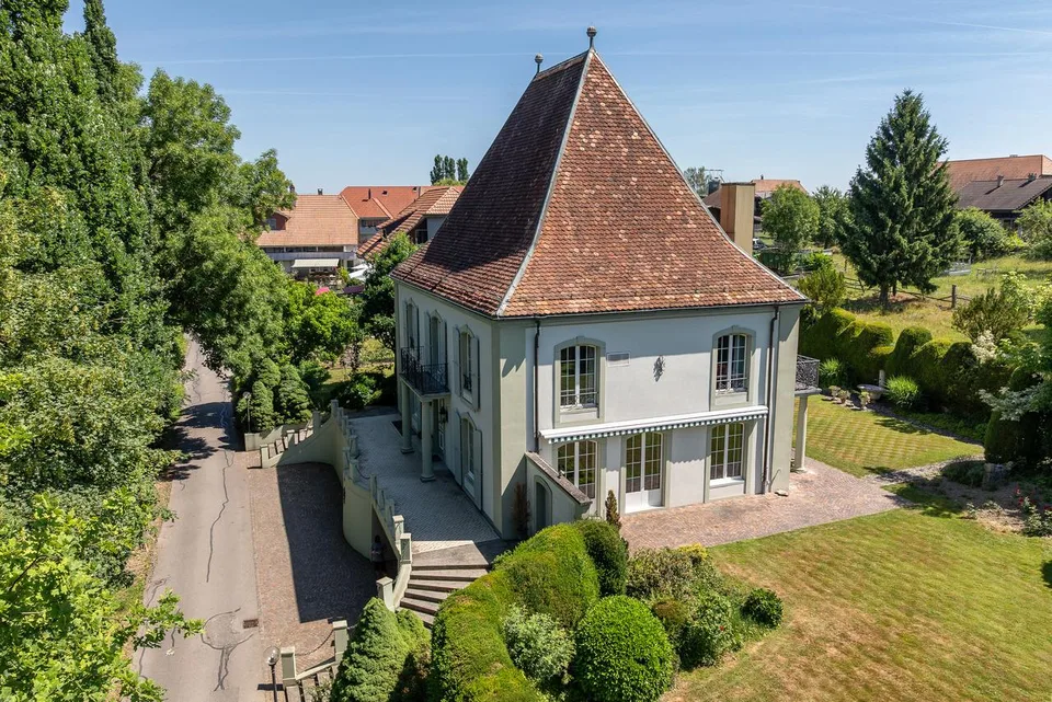 Villa di campagna rappresentativa in un giardino incantevole
