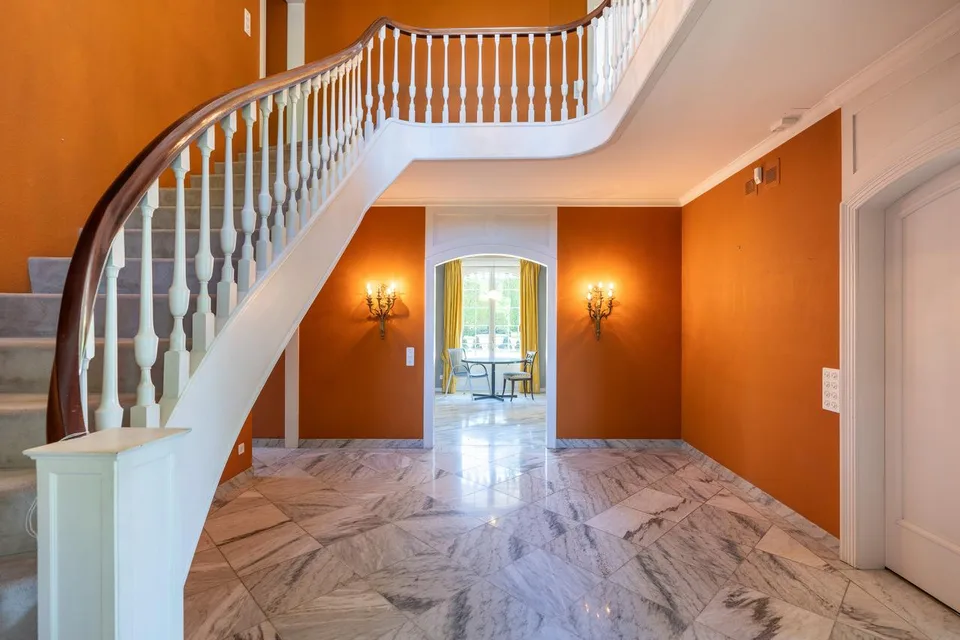 Villa di campagna rappresentativa in un giardino incantevole