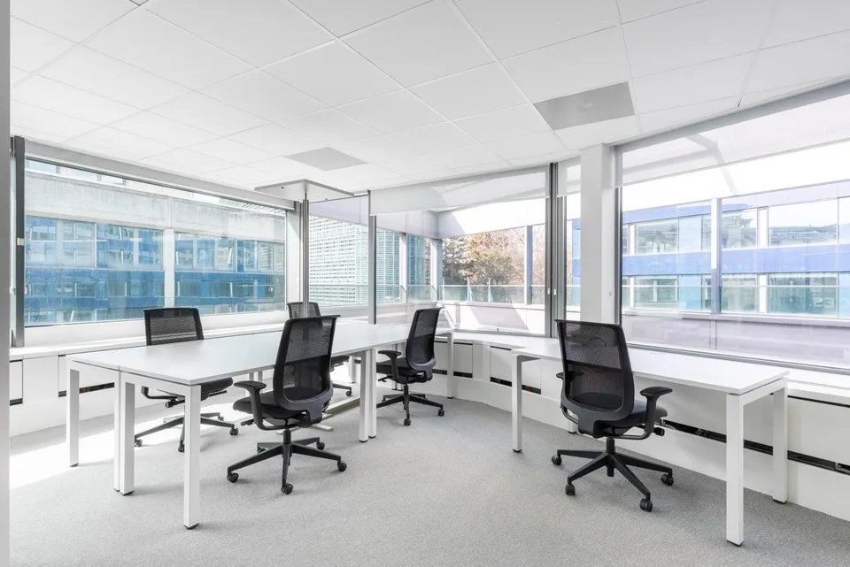 Bureau design pour 30 à Spaces Nations