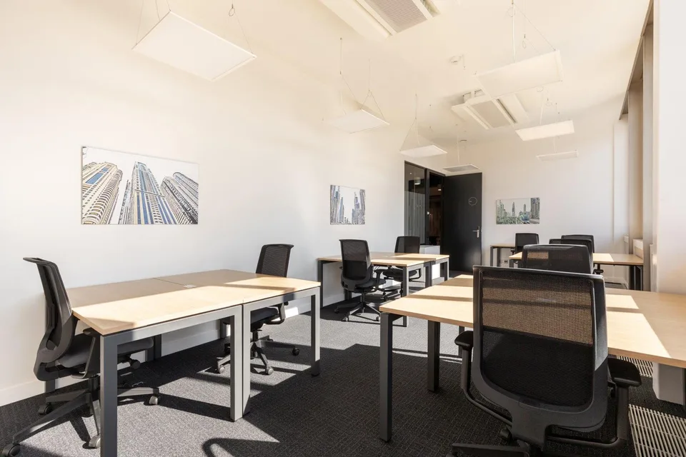 Bureau design pour 30 à Spaces Nations