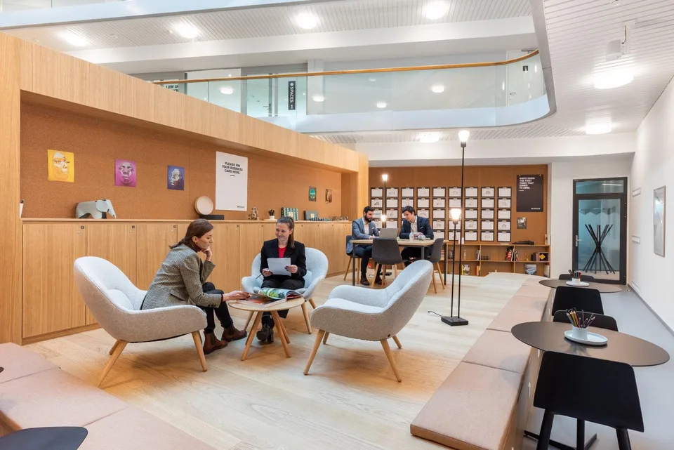 Bureau design pour 25 à Spaces Nations